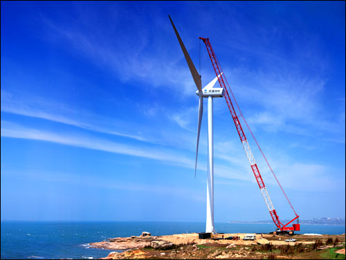 QUY500在福建龍?jiān)达L(fēng)電場(chǎng)準(zhǔn)備吊裝由閩電二建承建的，目前國(guó)內(nèi)更大
的2兆瓦風(fēng)力發(fā)電機(jī)安裝工程.jpg